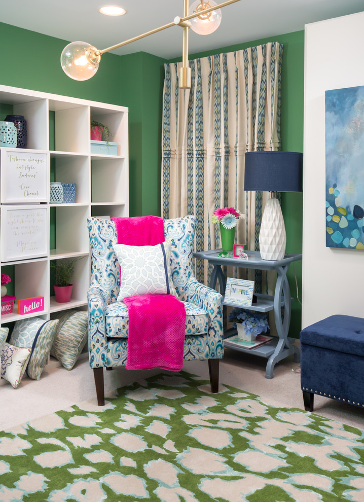 Diseño de estudio clásico renovado de tamaño medio con paredes verdes, moqueta y escritorio independiente
