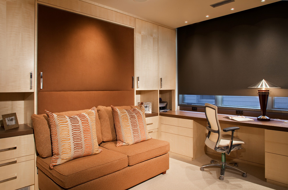 Exempel på ett litet modernt arbetsrum, med beige väggar, heltäckningsmatta, ett inbyggt skrivbord och beiget golv