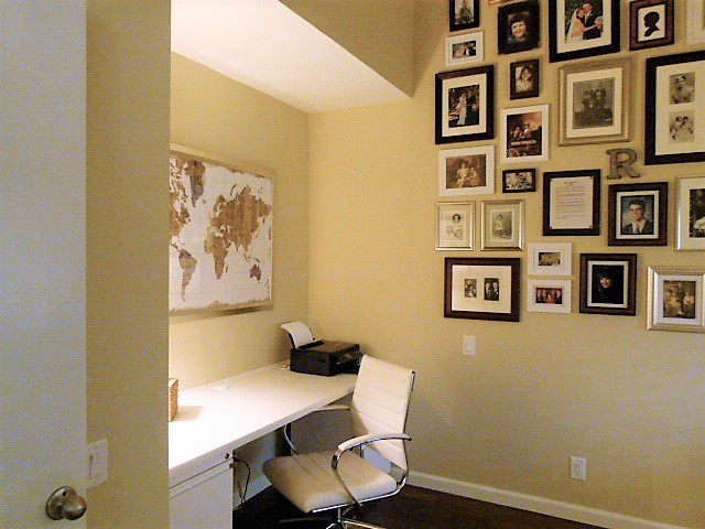 ロサンゼルスにあるお手頃価格の小さなトランジショナルスタイルのおしゃれなホームオフィス・書斎 (黄色い壁、無垢フローリング、造り付け机、茶色い床) の写真