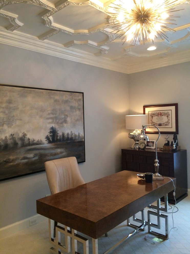 Ejemplo de despacho clásico renovado de tamaño medio con paredes grises, moqueta, escritorio independiente y suelo blanco