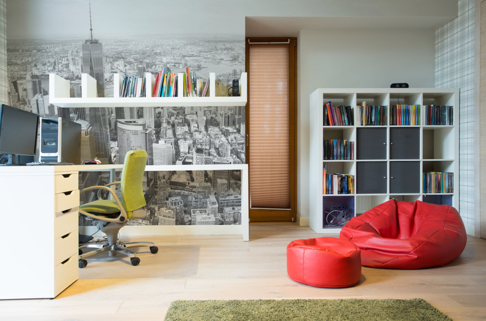 Diseño de despacho contemporáneo con paredes grises, escritorio independiente y suelo beige
