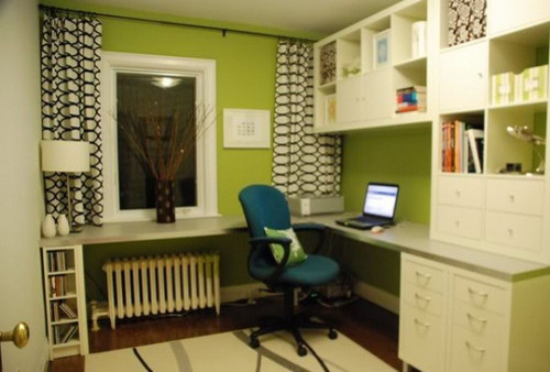 他の地域にあるエクレクティックスタイルのおしゃれなホームオフィス・書斎 (緑の壁) の写真