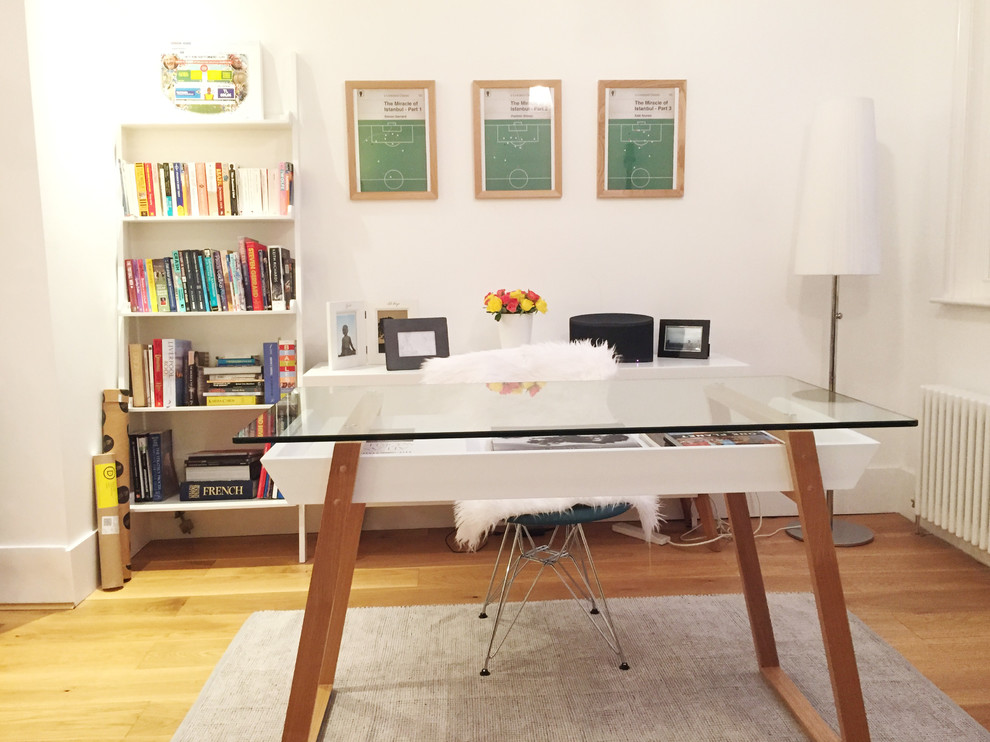Foto de despacho nórdico de tamaño medio sin chimenea con paredes blancas, suelo de madera clara y escritorio independiente