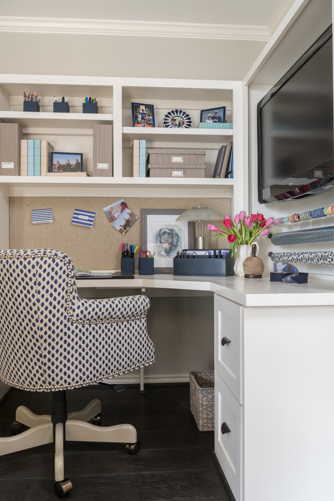Immagine di una stanza da lavoro chic di medie dimensioni con pareti beige, parquet scuro e scrivania incassata