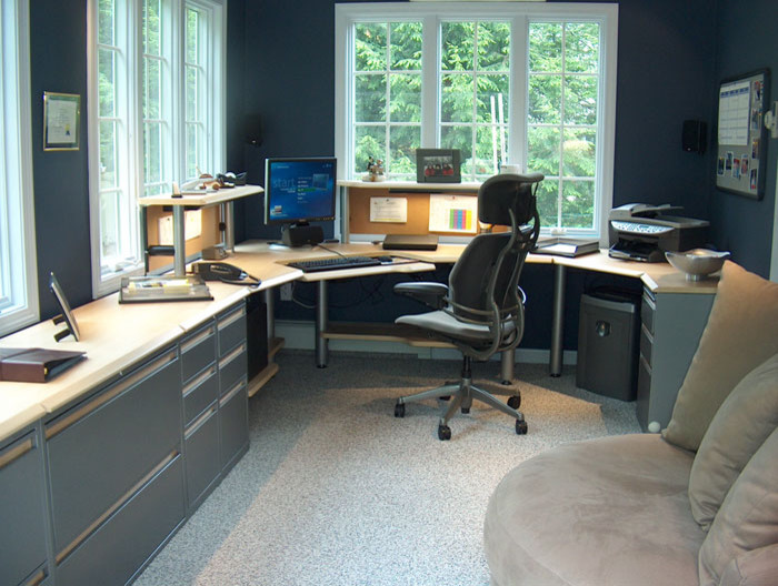 Идея дизайна: рабочее место в современном стиле с отдельно стоящим рабочим столом