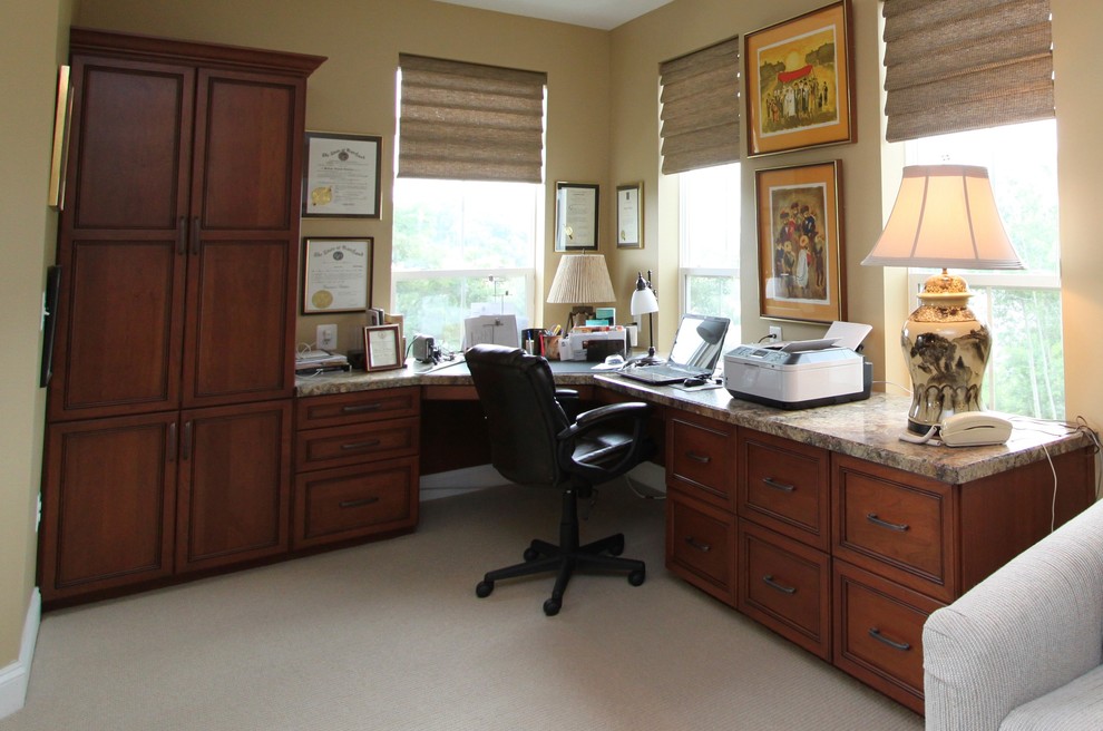 Idées déco pour un grand bureau classique avec un mur beige, moquette, un bureau intégré et aucune cheminée.