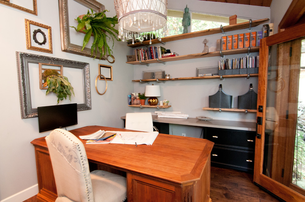 Idée de décoration pour un petit bureau tradition avec un mur gris, un sol en bois brun et aucune cheminée.