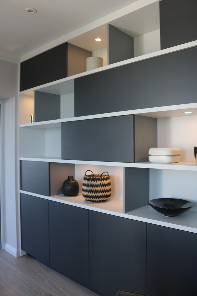 Idée de décoration pour un petit bureau design avec un mur gris, parquet clair et un bureau indépendant.