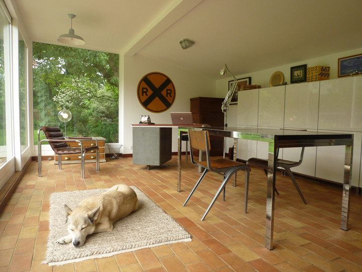 Inspiration för ett litet funkis hemmastudio, med vita väggar, klinkergolv i terrakotta och ett fristående skrivbord