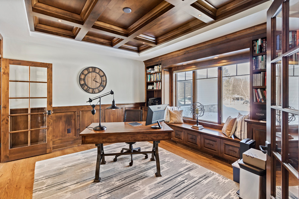 Ejemplo de despacho rústico de tamaño medio sin chimenea con paredes beige, suelo de madera en tonos medios, escritorio independiente y suelo marrón