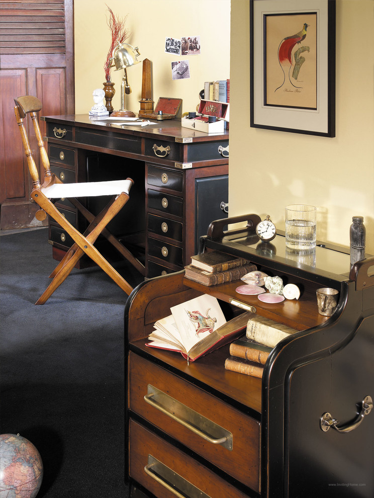 Cette image montre un bureau chalet de taille moyenne avec un mur beige et un bureau indépendant.