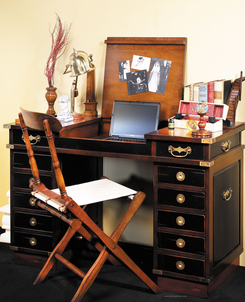 Ispirazione per un piccolo ufficio stile rurale con pareti beige e scrivania autoportante