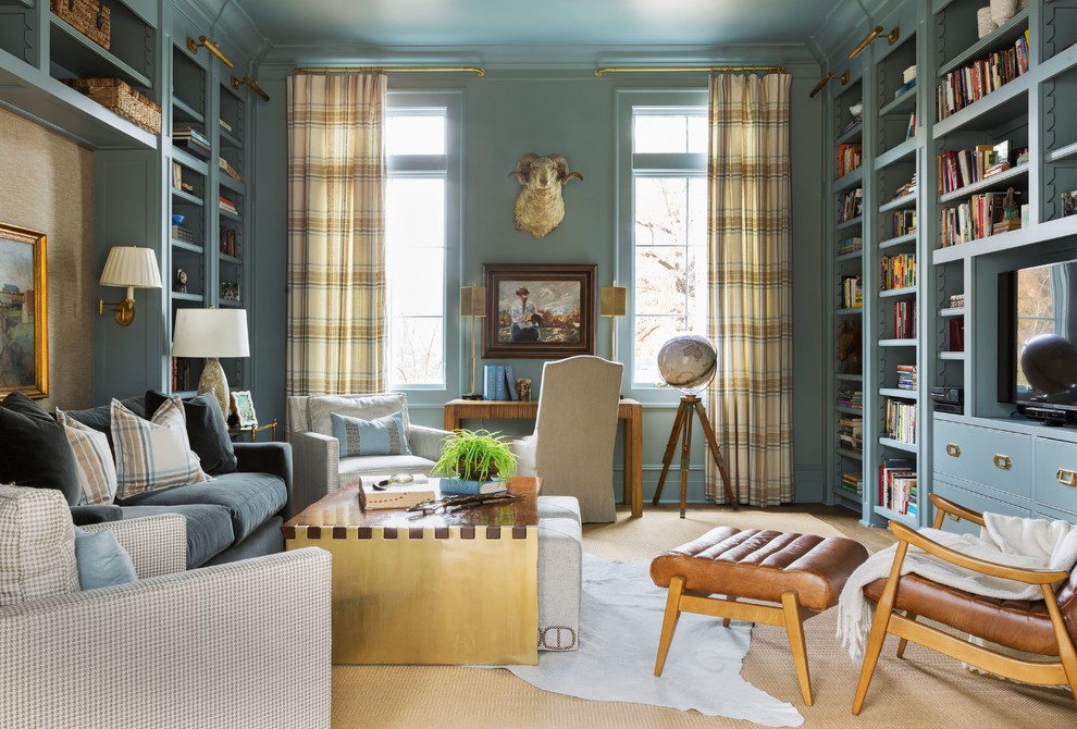 Идея дизайна: большой домашняя библиотека в классическом стиле с синими стенами и отдельно стоящим рабочим столом без камина