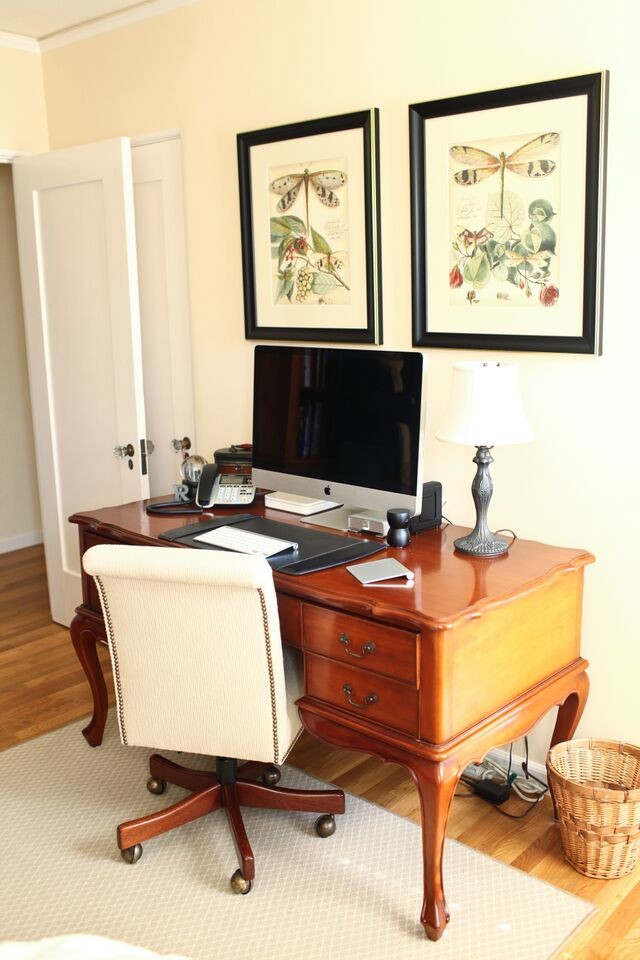 Modelo de despacho romántico de tamaño medio sin chimenea con paredes beige, suelo de madera en tonos medios, escritorio independiente y suelo marrón