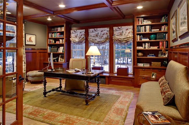 Foto di un ufficio chic di medie dimensioni con pareti blu, pavimento in legno massello medio e scrivania autoportante