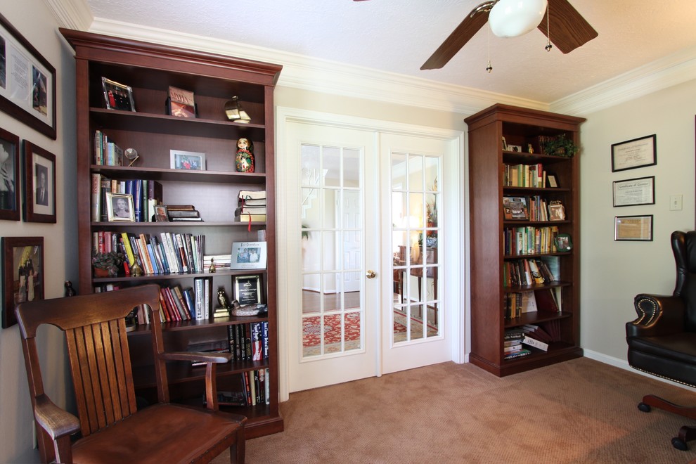 Foto di uno studio tradizionale di medie dimensioni con libreria, pareti beige, moquette, nessun camino, scrivania incassata e pavimento beige