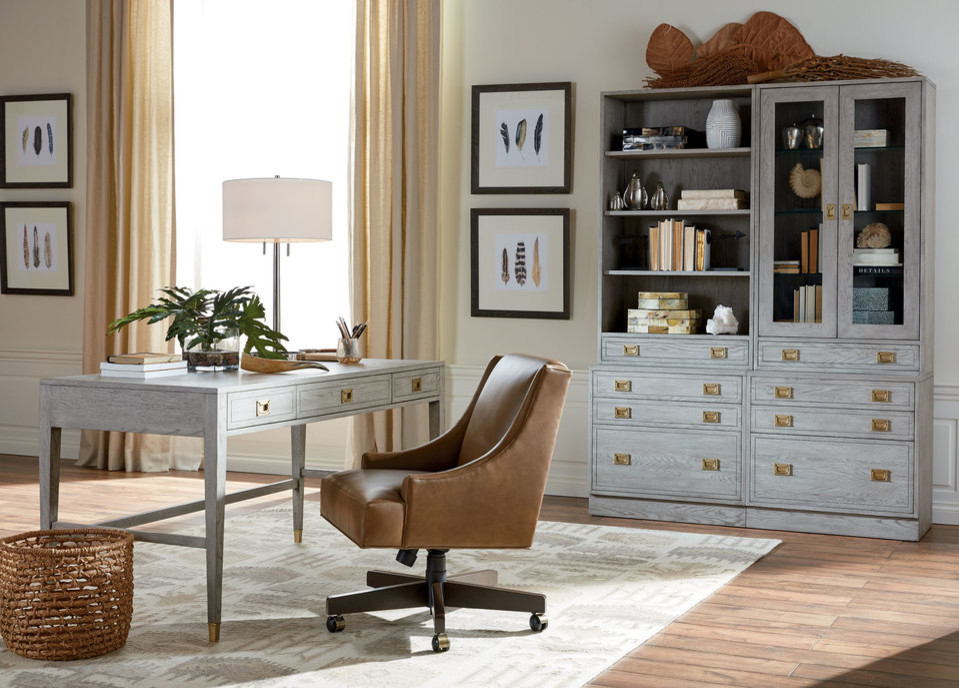 Esempio di un grande ufficio design con parquet chiaro, scrivania autoportante e pavimento beige