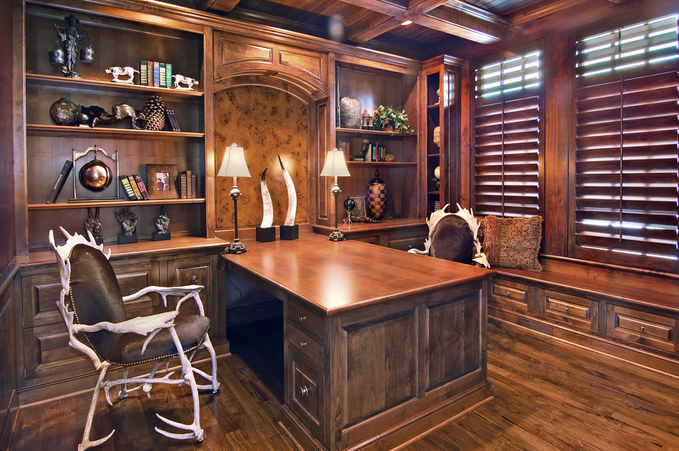 На фото: кабинет в классическом стиле с встроенным рабочим столом с