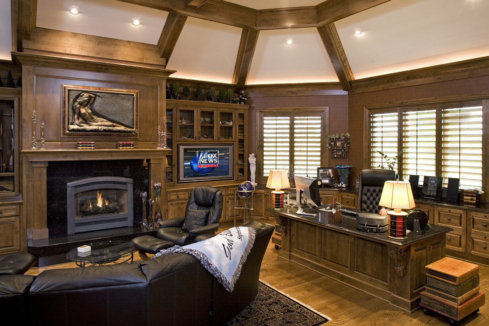 Example of a classic home office design in Minneapolis