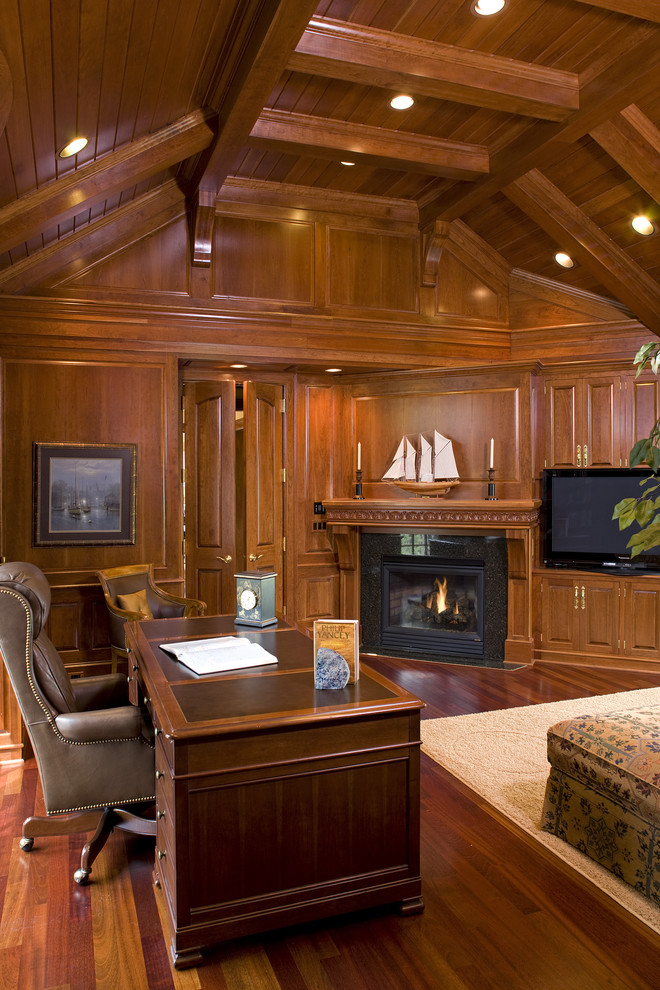 ミネアポリスにあるトラディショナルスタイルのおしゃれなホームオフィス・書斎 (コーナー設置型暖炉、自立型机) の写真