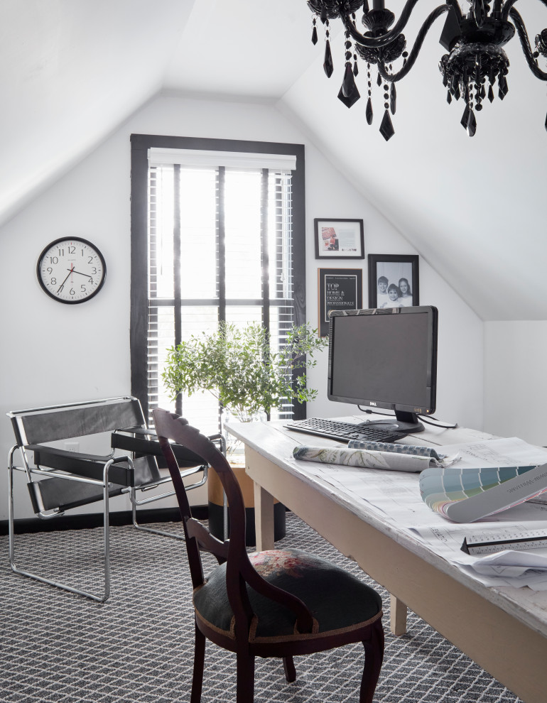 Foto de despacho tradicional renovado grande con biblioteca, paredes blancas, moqueta, escritorio independiente y suelo azul
