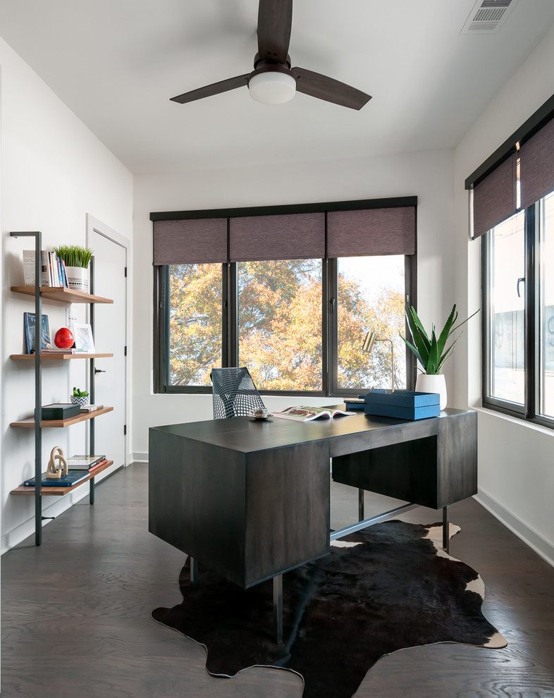 Imagen de despacho contemporáneo de tamaño medio sin chimenea con paredes blancas, suelo de madera oscura, escritorio independiente y suelo marrón