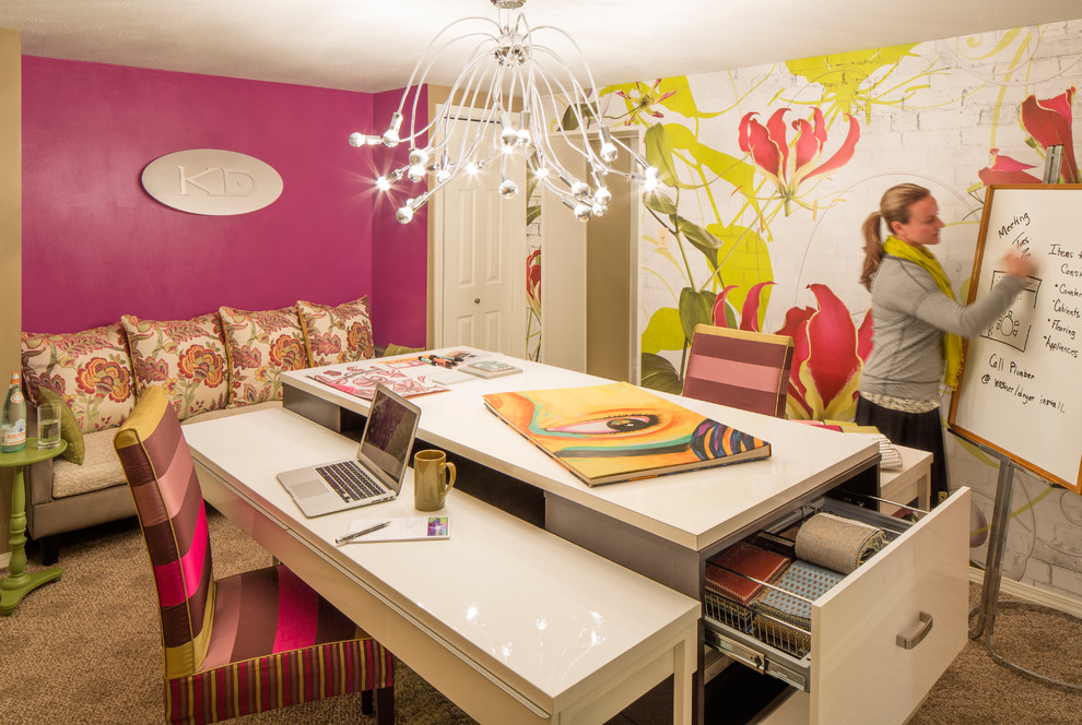 Esempio di un ufficio contemporaneo di medie dimensioni con moquette, nessun camino, scrivania autoportante, pavimento beige e pareti multicolore