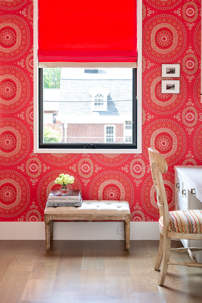 ミルウォーキーにあるトランジショナルスタイルのおしゃれなホームオフィス・書斎 (赤い壁、無垢フローリング、茶色い床) の写真