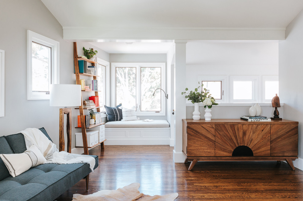 Imagen de despacho clásico renovado de tamaño medio sin chimenea con paredes grises, suelo marrón y suelo de madera oscura