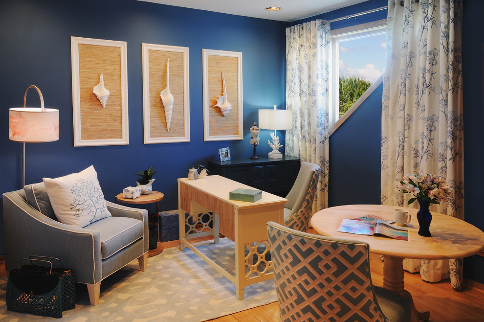 Idee per un piccolo ufficio stile marino con pareti blu, parquet chiaro, nessun camino e scrivania autoportante