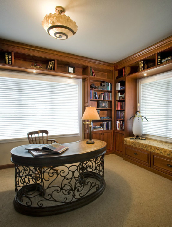 Mittelgroßes Klassisches Lesezimmer mit beiger Wandfarbe, Teppichboden und freistehendem Schreibtisch in Sonstige