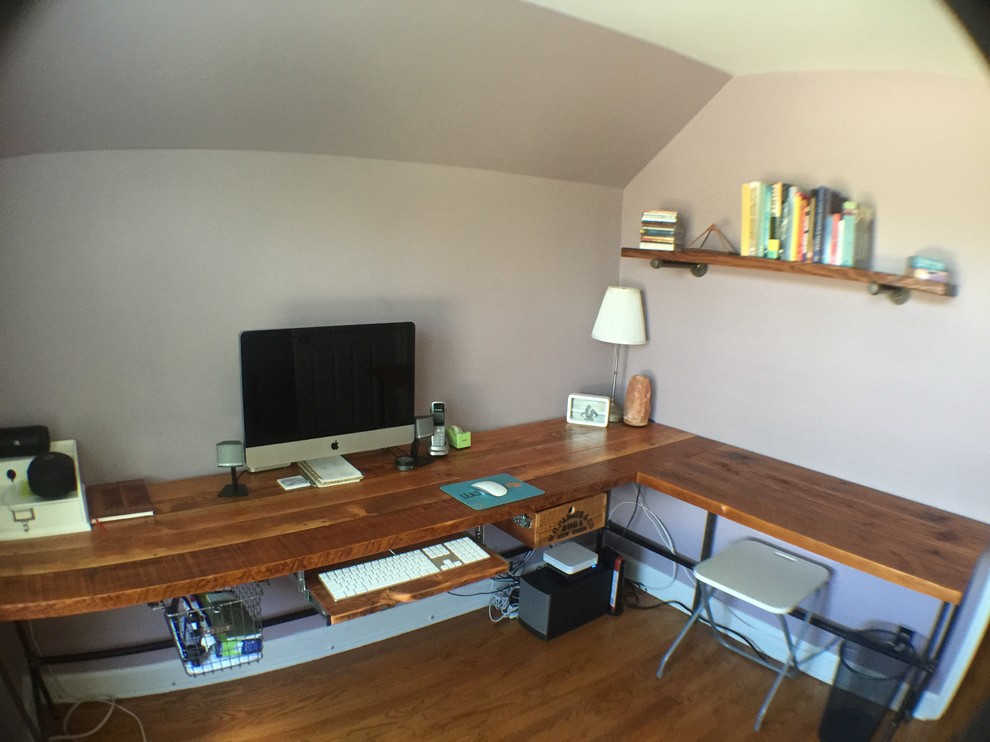 Mid-sized urban freestanding desk medium tone wood floor home studio photo in Chicago with beige walls
