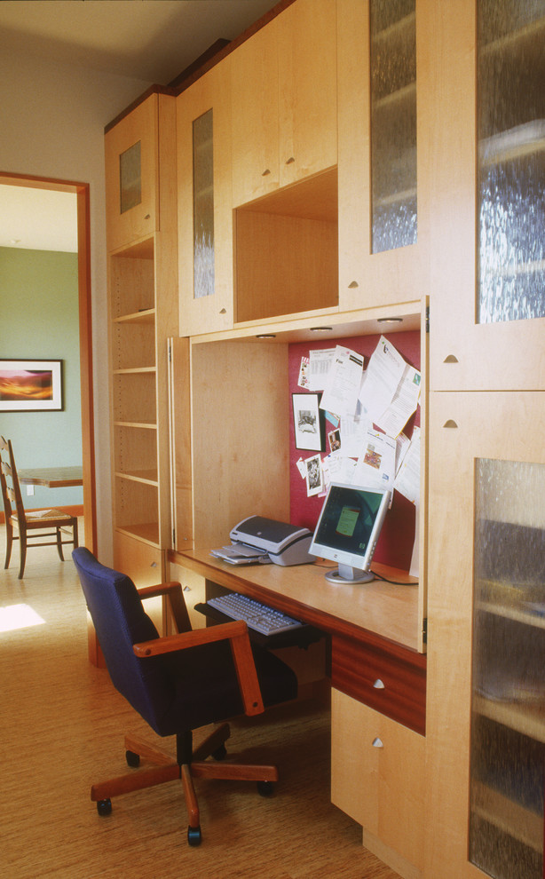 Пример оригинального дизайна: маленькое рабочее место в современном стиле с бежевыми стенами, полом из бамбука и встроенным рабочим столом для на участке и в саду