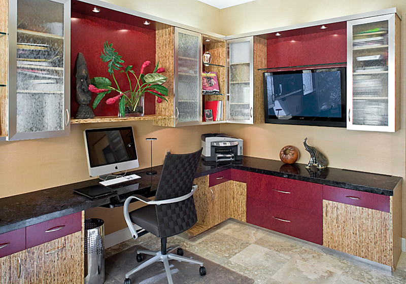 Источник вдохновения для домашнего уюта: рабочее место среднего размера в современном стиле с бежевыми стенами, полом из известняка и встроенным рабочим столом