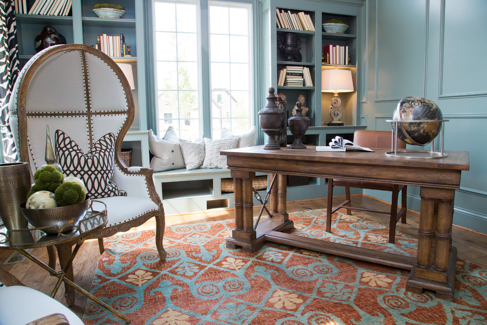 Ispirazione per un ufficio chic con pareti blu, pavimento in legno massello medio, scrivania autoportante e pavimento marrone