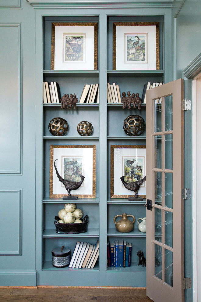 Inspiration pour un bureau traditionnel avec un mur bleu.