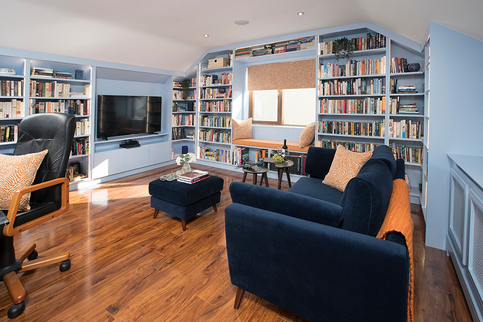 Mittelgroßes Modernes Lesezimmer ohne Kamin mit blauer Wandfarbe, braunem Holzboden, Einbau-Schreibtisch und braunem Boden in Sonstige