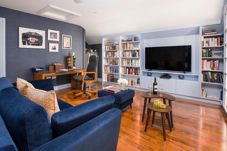 Imagen de despacho actual de tamaño medio sin chimenea con paredes azules, suelo de madera en tonos medios, suelo marrón y escritorio independiente