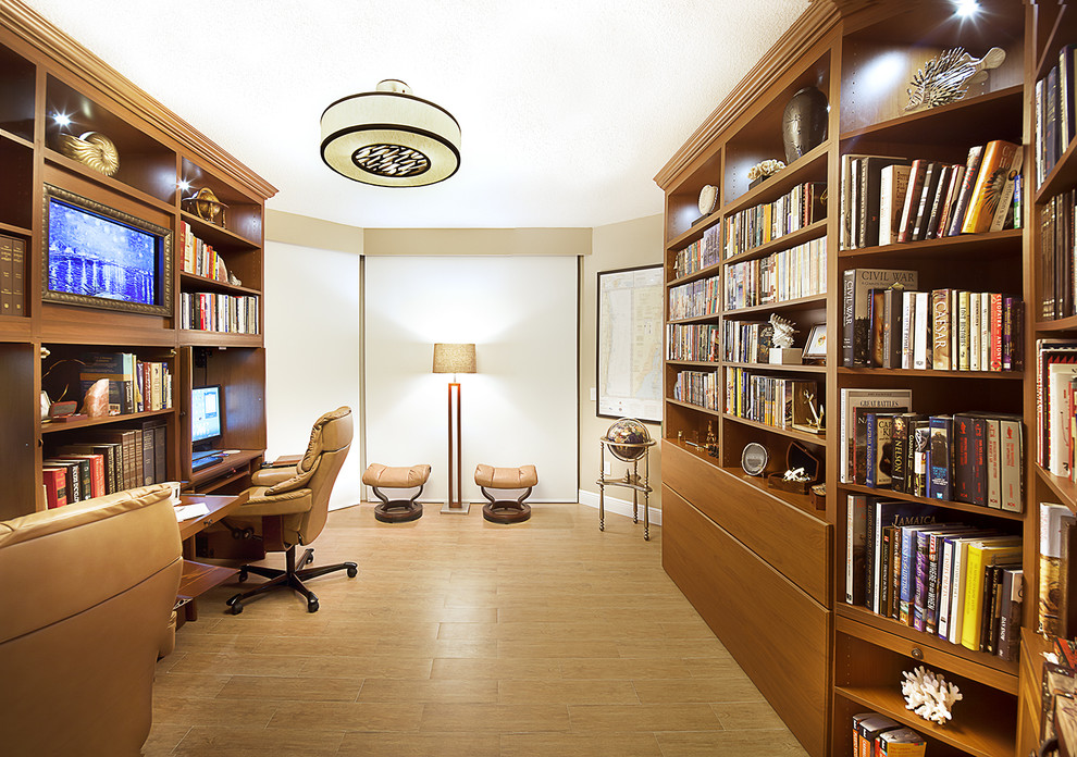 Immagine di un piccolo ufficio design con pavimento con piastrelle in ceramica e scrivania incassata