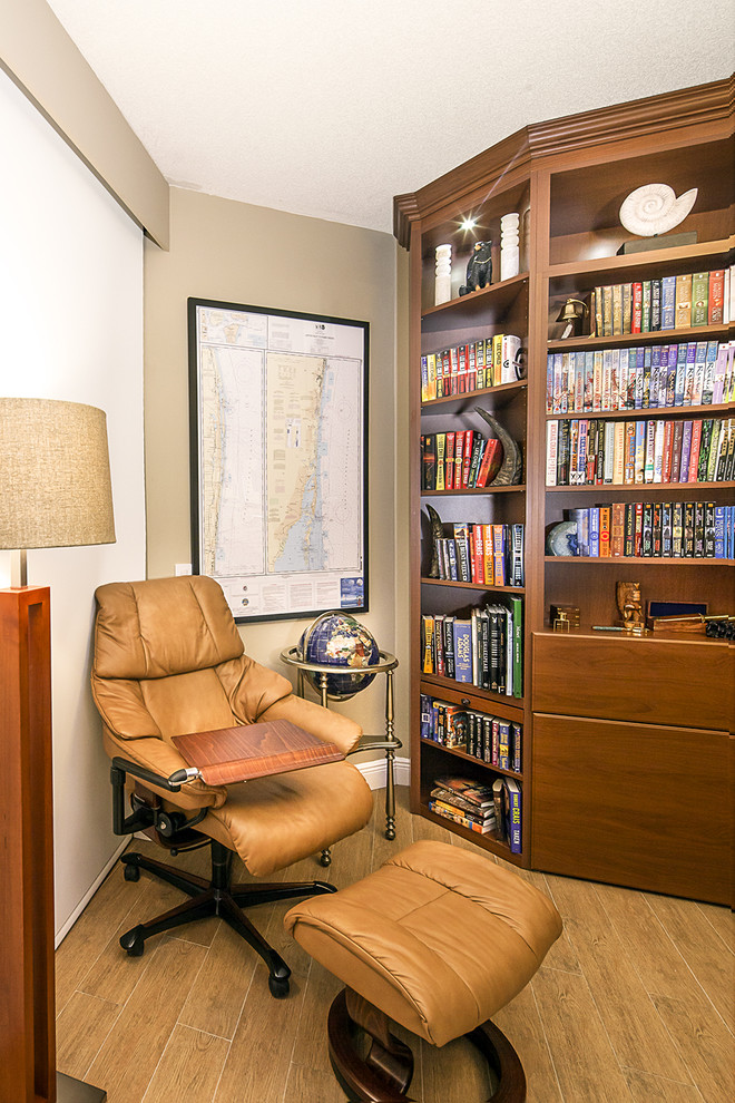 マイアミにある小さなコンテンポラリースタイルのおしゃれなホームオフィス・書斎 (セラミックタイルの床) の写真