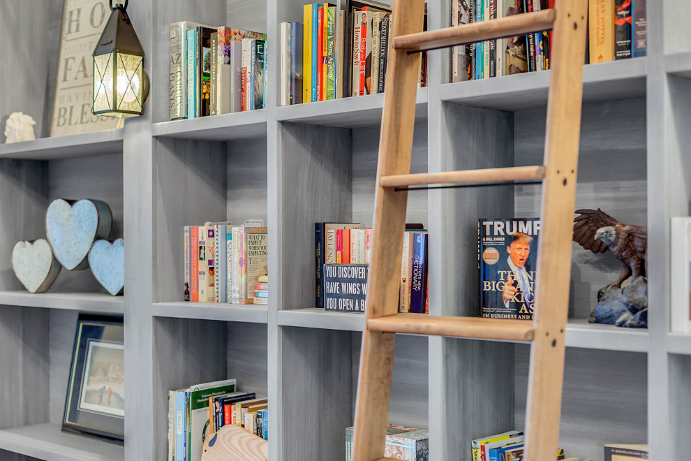 Idee per un grande studio tradizionale con libreria, pareti grigie, parquet chiaro, scrivania incassata e pavimento grigio