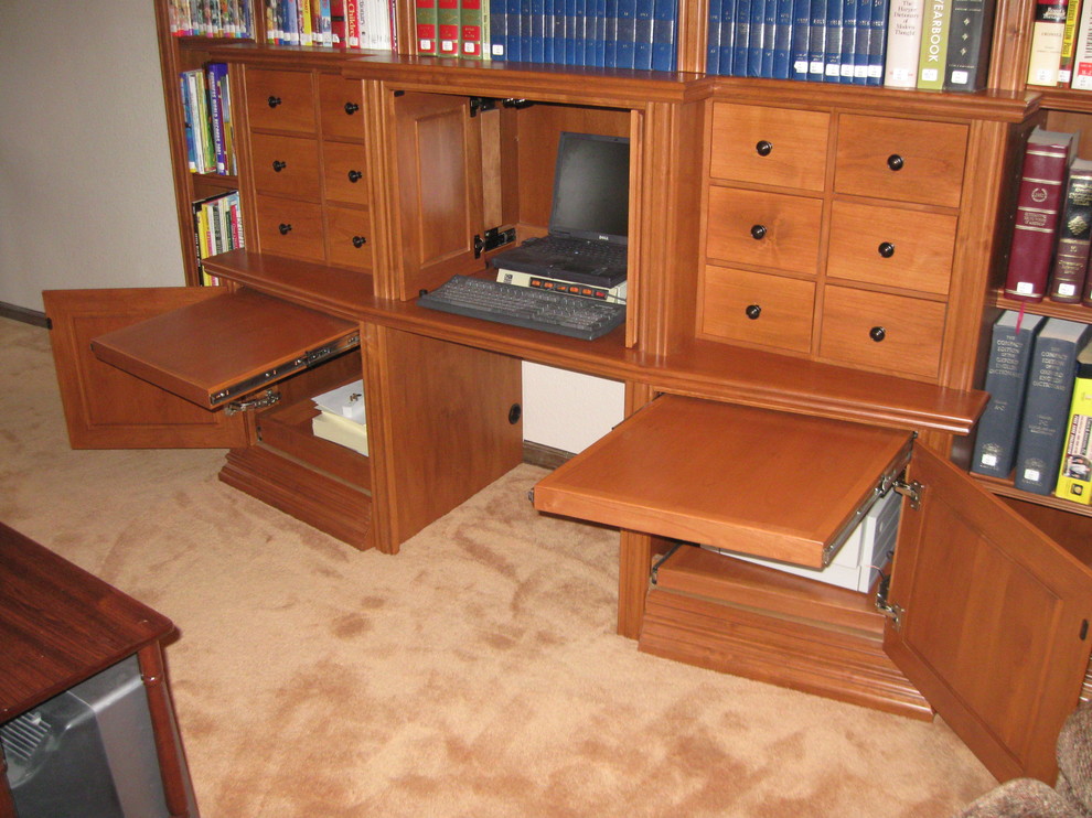 Bild på ett vintage hemmabibliotek, med ett inbyggt skrivbord