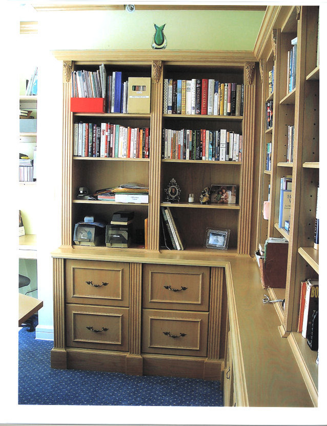 Idéer för att renovera ett mellanstort vintage arbetsrum, med ett bibliotek, heltäckningsmatta, beige väggar, ett inbyggt skrivbord och blått golv
