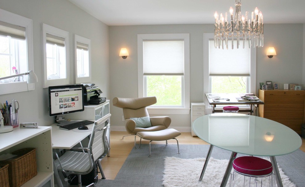 Ejemplo de despacho minimalista con paredes grises, suelo de bambú y escritorio independiente