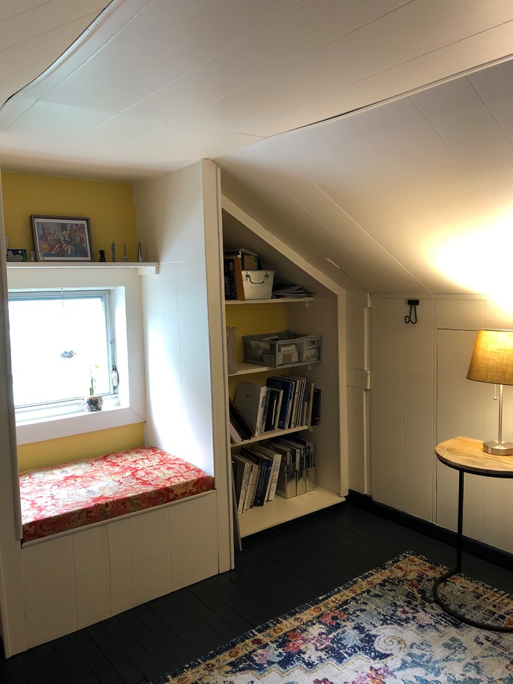 Immagine di un atelier design di medie dimensioni con pareti bianche, pavimento in legno verniciato, scrivania autoportante e pavimento blu