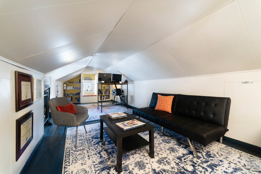 Idee per uno studio contemporaneo di medie dimensioni con pareti bianche, pavimento in legno verniciato, scrivania autoportante e pavimento blu
