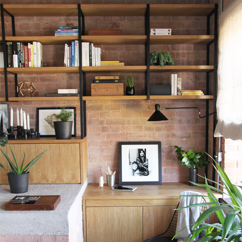 Ispirazione per un ufficio industriale di medie dimensioni con pavimento in legno massello medio e scrivania incassata