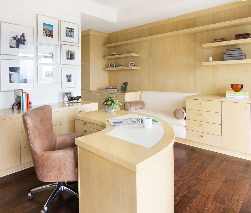 Пример оригинального дизайна: кабинет в современном стиле с белыми стенами, темным паркетным полом и отдельно стоящим рабочим столом