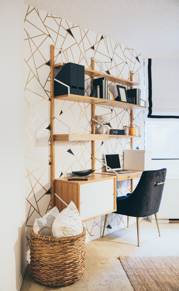 Aménagement d'un petit bureau moderne avec un mur blanc, moquette, un bureau intégré et un sol beige.