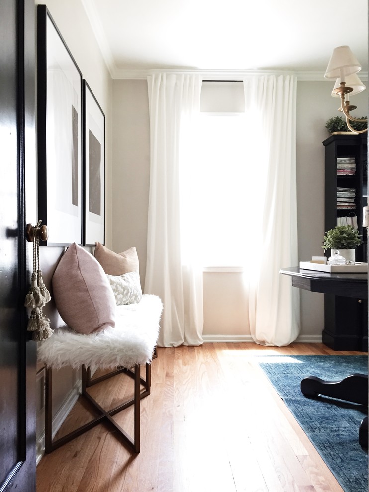 Свежая идея для дизайна: маленький кабинет в стиле неоклассика (современная классика) с серыми стенами, светлым паркетным полом и отдельно стоящим рабочим столом без камина для на участке и в саду - отличное фото интерьера